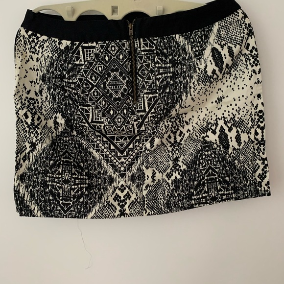 Graphic print black and white mini skirt - Picture 2 of 2